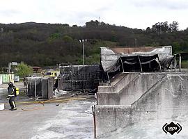 Intoxicado un trabajador en un incendio de una industria lenense