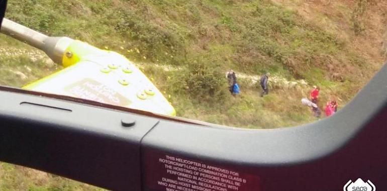 Exitoso rescate de una mujer herida en la ruta de Viango (Llanes)
