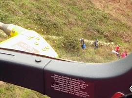 Exitoso rescate de una mujer herida en la ruta de Viango (Llanes)