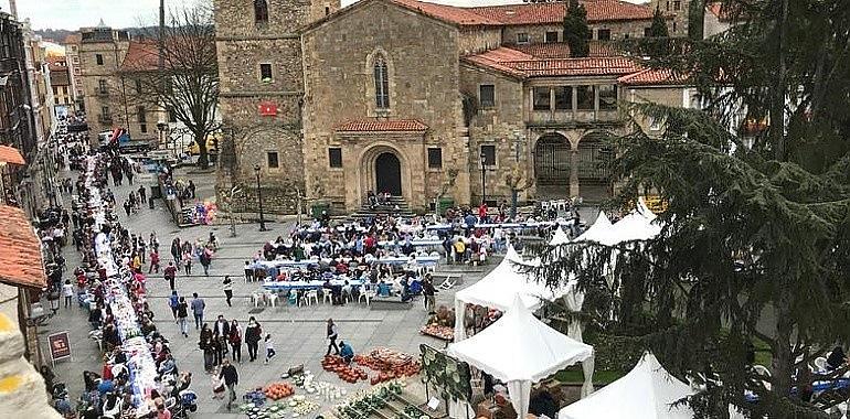 Cinco kilómetros de mesa para 15.000 celebrantes del Bollo avilesino