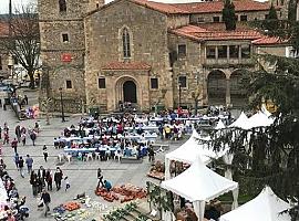 Cinco kilómetros de mesa para 15.000 celebrantes del Bollo avilesino