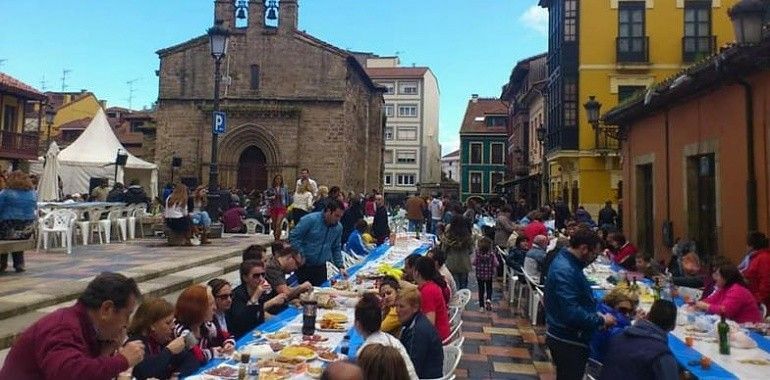 Quince mil comensales comparten Avilés en una gran mesa de la vecindad