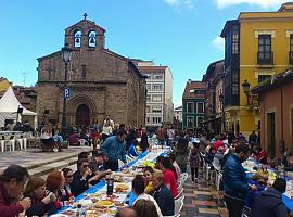 Quince mil comensales comparten Avilés en una gran mesa de la vecindad