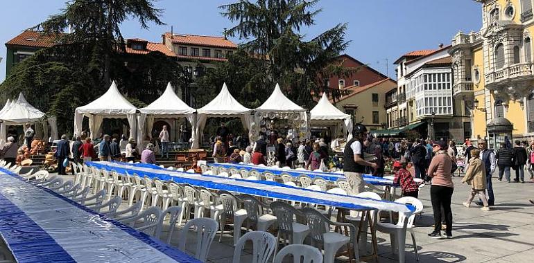 La comida en la calle, con 20.000 comensales, protagonizó el Bollo avilesino