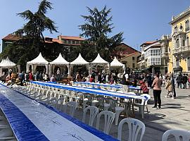 La comida en la calle, con 20.000 comensales, protagonizó el Bollo avilesino