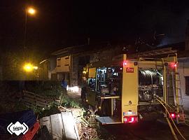 Extinguido un incendio en unas viviendas en Cabranes