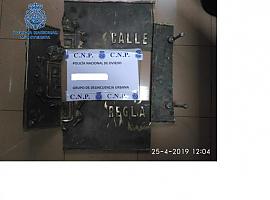 Devuelve, arrepentido, la placa de bronce robada en una  calle de Oviedo