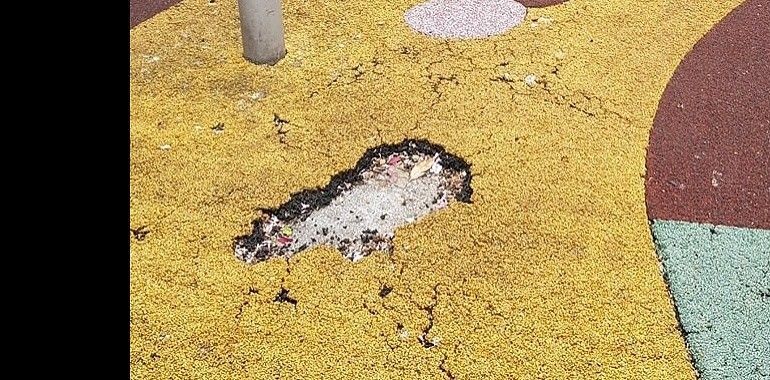 Cs Gijón denuncia el mal estado del suelo del parque infantil en Plaza de Europa