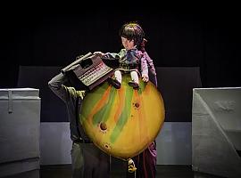 Los personajes de los poemas de Gloria Fuertes, en La luna es un globo en el Teatro de la Laboral