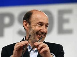 Abrazo transversal a la familia socialista en su luto por Rubalcaba