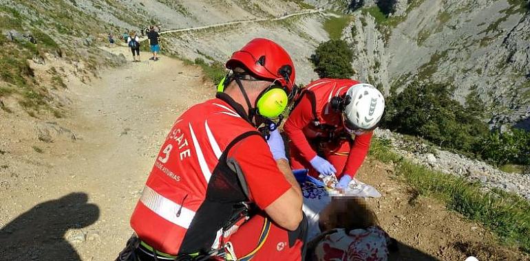 Rescatada una senderista lesionada en la Ruta del Cares