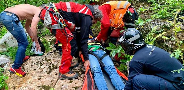 Rescatan a un hombre herido tras caer al río en Proaza