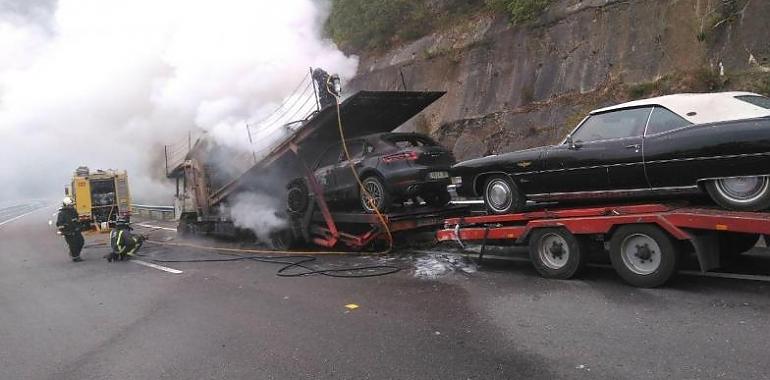 Incendio en la autovía, a su paso por Lena, de un camión con 3 vehículos