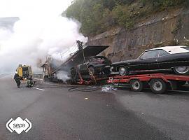 Incendio en la autovía, a su paso por Lena, de un camión con 3 vehículos