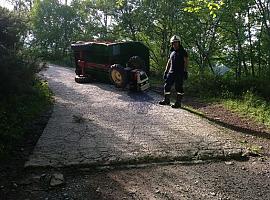 Herido tras volcar su tractor en Brañagallones de Caso