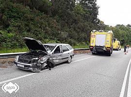 Dos heridos en una colisión en Vegarrozadas de Castrillón