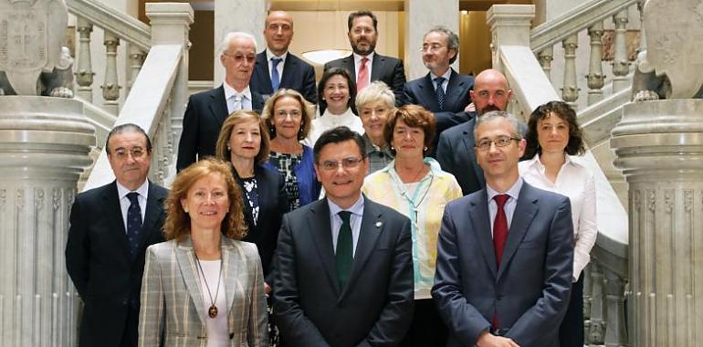 El Gobernador del Banco de España visita el Parlamento de Asturias