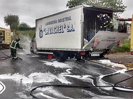 El fuego semidestruye un camión de una lavandería gijonesa