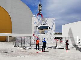 La escultura “Transbase”, donada por Juan Genovés, ya está en el Centro Niemeyer 