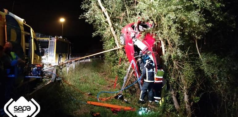 Una mujer herida tras salirse de la vía y chocar contra un árbol en Siero