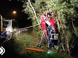 Una mujer herida tras salirse de la vía y chocar contra un árbol en Siero