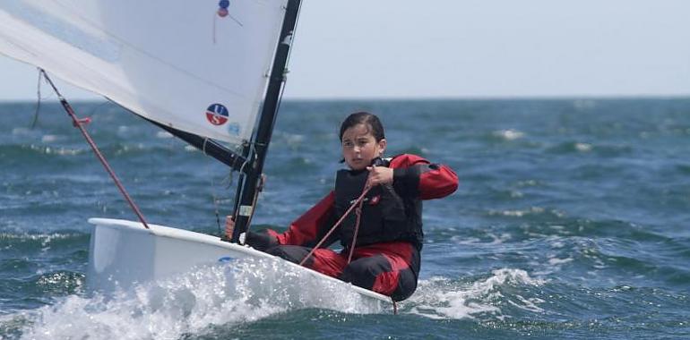 El domingo comienza en aguas de Gijón el Trofeo de Verano de vela ligera 