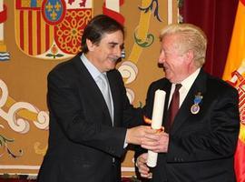  Manuel Zaguirre recibe la Medalla de Oro al Mérito en el Trabajo 