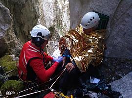 Rescatado un holandés herido tras caer a una grieta de montaña en Cabrales