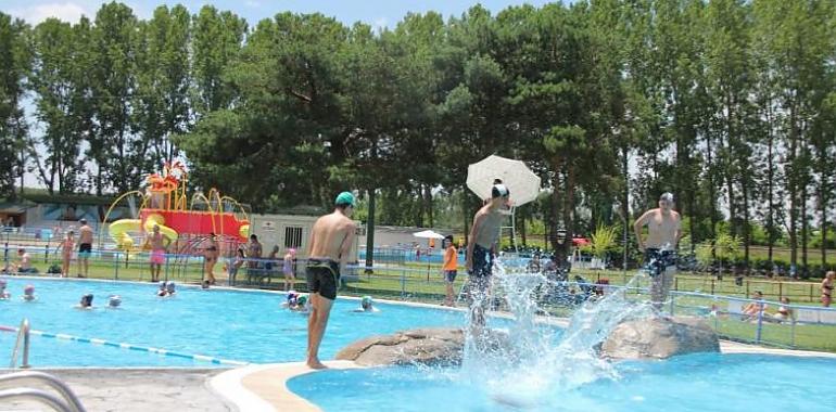 La temporada de piscinas en Valencia de Don Juan no hace más que empezar