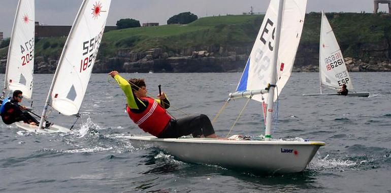 El Campeonato de Asturias de Laser Radial se disputa el sábado en la bahía de Gijón