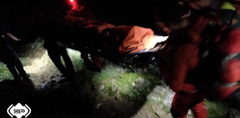 Rescatadas de madrugada en Onís una madre y su hija pequeña perdidas en Lagos