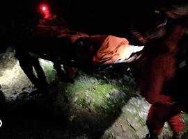 Rescatadas de madrugada en Onís una madre y su hija pequeña perdidas en Lagos
