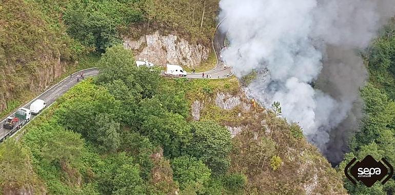 Muere el conductor de un camión tras caer por un desnivel e incendiarse en Villayón