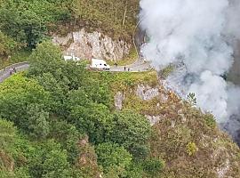 Muere el conductor de un camión tras caer por un desnivel e incendiarse en Villayón