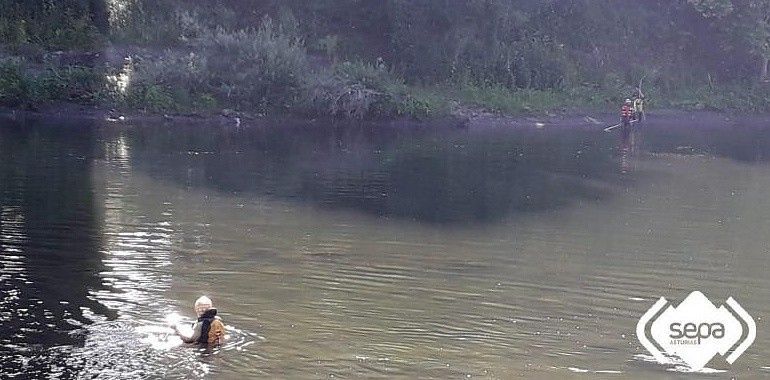 Bomberos, Cruz Roja y Guardia Civil reanudan la búsqueda del hombre desaparecido en el río Nalón