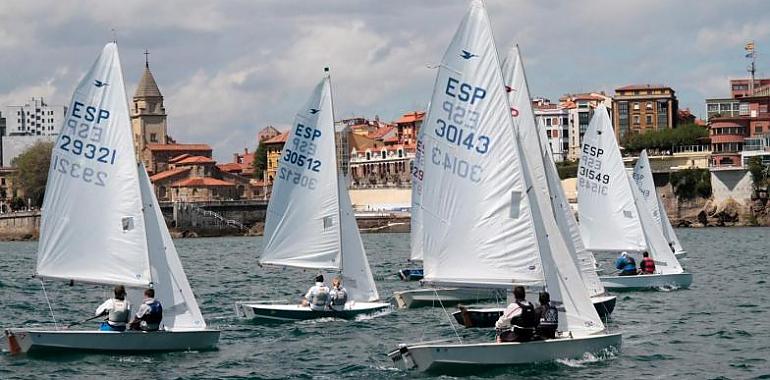 Trofeos para los líderes de la regata de Verano Vela Ligera en Gijón