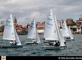 Trofeos para los líderes de la regata de Verano Vela Ligera en Gijón