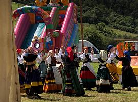 Ambás, en plena folixa de asturianía