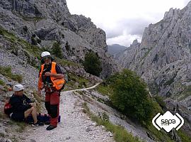 Rescate aéreo de una senderista herida en ruta por la del Cares