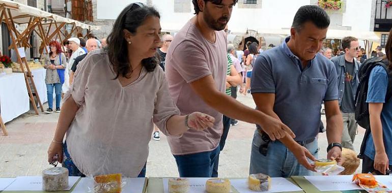 Animada mañana de ventas y público en Llanes por la XXXII Muestra de Quesos 