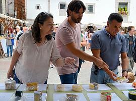 Animada mañana de ventas y público en Llanes por la XXXII Muestra de Quesos 