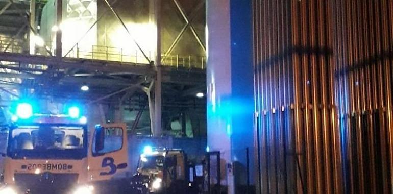 Sofocado un peligroso incendio en una industria langreana