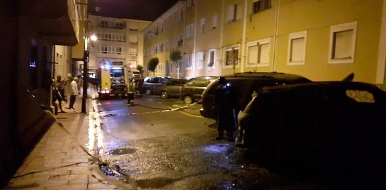 Incendio calcina un coche en el Barrio de Pescadores de Llanes