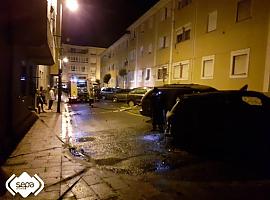 Incendio calcina un coche en el Barrio de Pescadores de Llanes