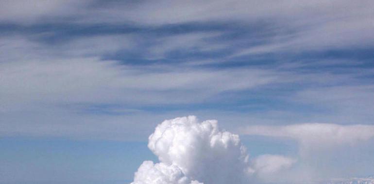 La Fuerza Aérea de Chile monitorea el volcán Hudson y lleva ayuda a la población afectada