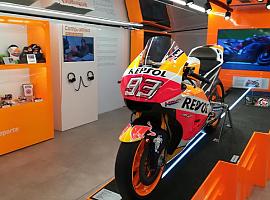 La moto de Marc Márquez podrá verse en Gijón hasta el domingo