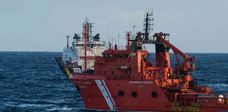 Reanudan la busqueda de la mujer que cayó al mar en Arnao, Castrillón