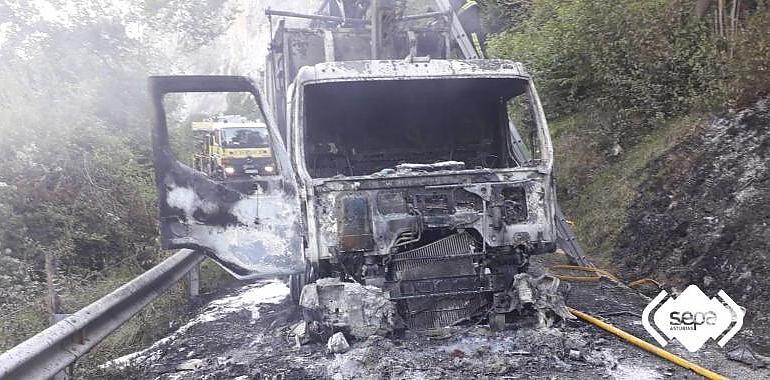 Extinguido el incendio de un camión de basura cuando subía a Pajares