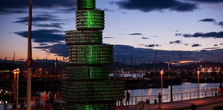 Identificados dos jóvenes que rompieron 12 botellas del Árbol de la Sidra