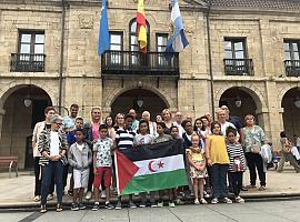 Recepción a los 17 niños y niñas saharauis que pasan el verano en Avilés con "Vacaciones en Paz"